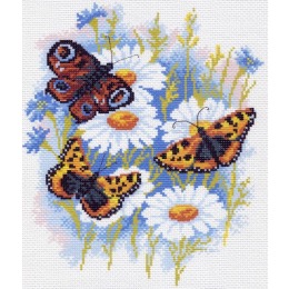 Рисунок на канве "Бабочки на ромашках"