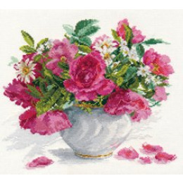 Набор для вышивания крестом "Цветущий сад: Розы и ромашки"